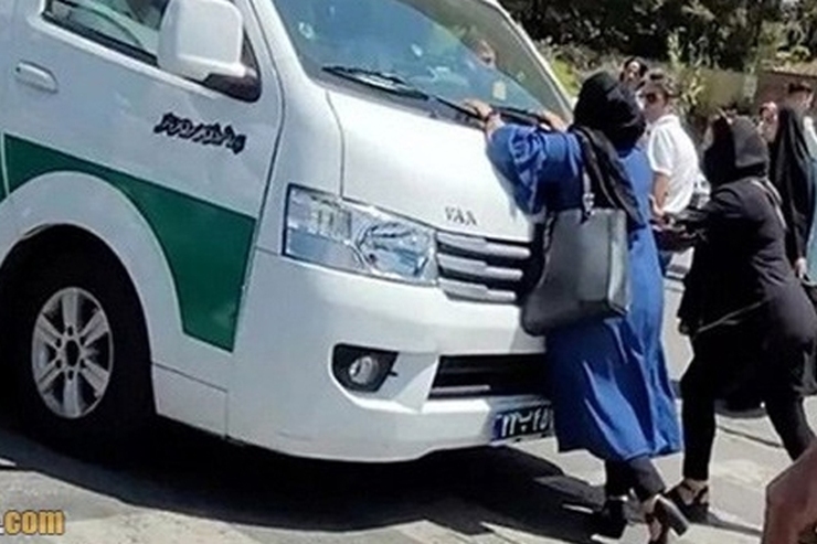 دلجویی پلیس از مادر نگران در ماجرای برخورد گشت نیروی انتظامی