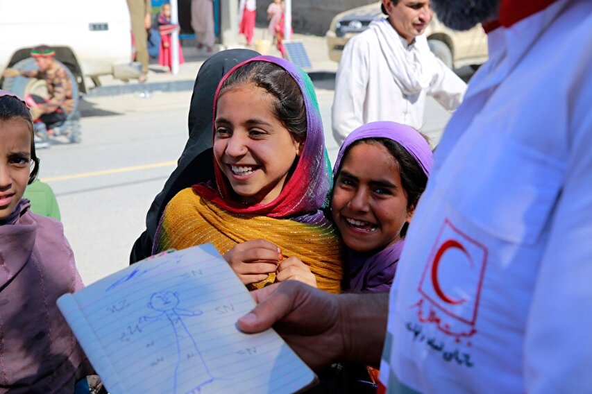هلال احمر ایران در کنار زلزله زدگان افغانستانی