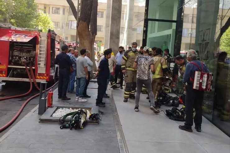 آتش سوزی در مجتمع تجاری رویال الهیه تهران + فیلم