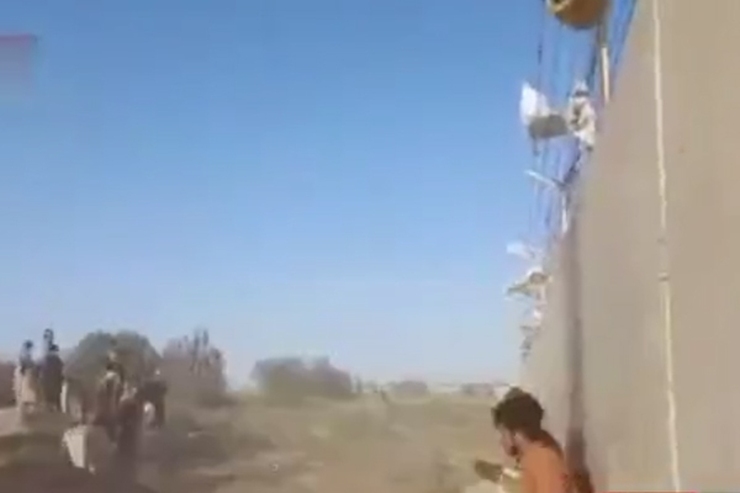 ویدئو | شیوه عجیب قاچاق بنزین در مرز زابل!