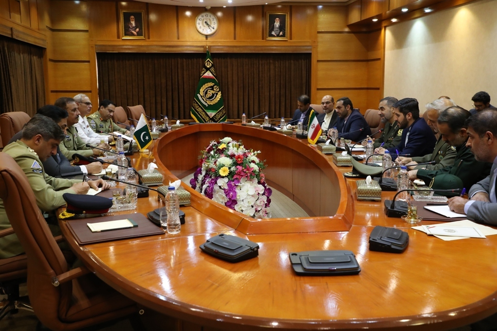 وزیر دفاع در دیدار با رئیس ستاد مشترک فرماندهان پاکستان: راه‌حل افغانستان برای برون‌رفت از شرایط فعلی تشکیل «حکومت فراگیر» است