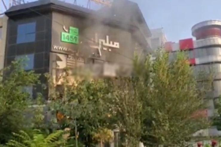 آتش سوزی در یک نمایشگاه مبل در تهران + فیلم