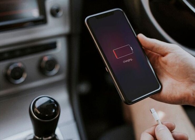 عکس | اگر در تابستان گوشیتان را هنگام شارژ در اتومبیل رها کنید چه اتفاقی می‌افتد؟
