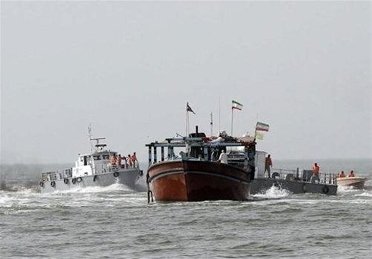 یک فروند شناور حامل سوخت قاچاق در آب‌های خلیج‌فارس متوقف شد