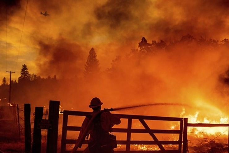 آتش‌سوزی مهیب و اعلام وضعیت اضطراری و تخلیه هزاران نفر در آمریکا + فیلم