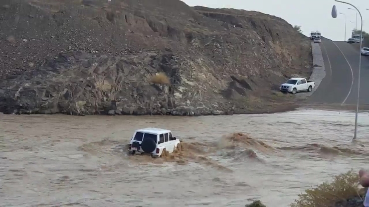 ویدئو| غرق شدن خودرو در سیل