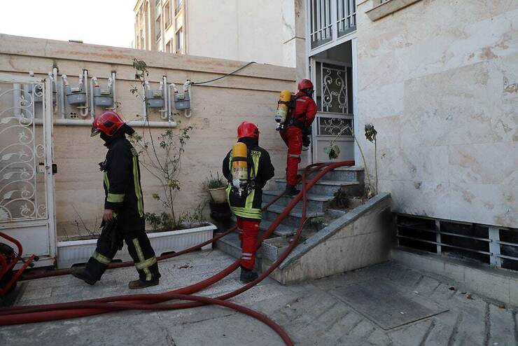 مهار آتش‌سوزی مهیب یک مجتمع مسکونی در الهیه مشهد و نجات ۸ نفر از میان دود و آتش + تصاویر