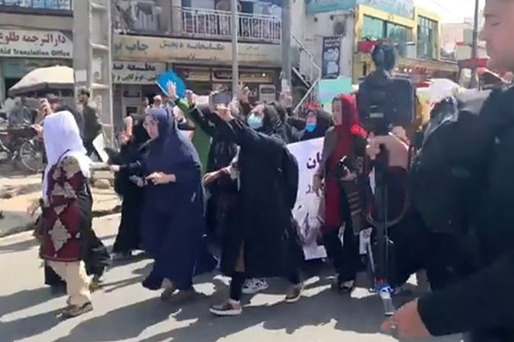 بازداشت خبرنگاران و تیراندازی هوایی واکنش طالبان به تظاهرات زنان + فیلم