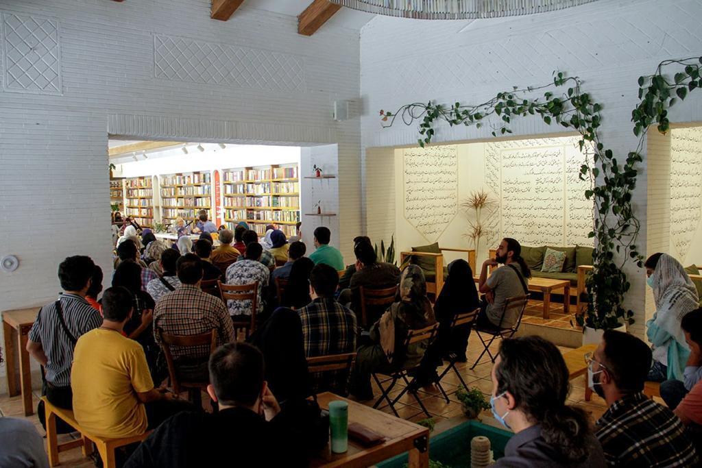 نشست تخصصی ادبیات روسیه در کافه کتاب آفتاب مشهد برگزار شد