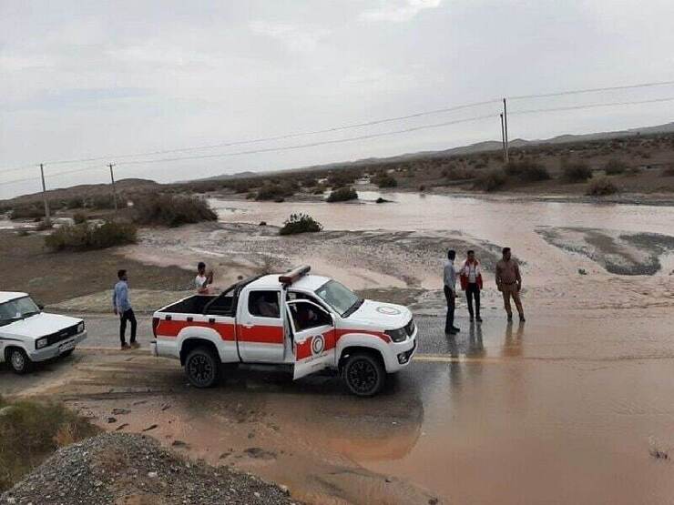 عملیات جست و جوی مفقودان حادثه سیلاب دیروز مشهد ادامه دارد|جسد یکی از مفقودشدگان پیدا شد