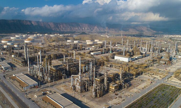 بازدید رئیس ستادکل نیرو‌های مسلح از پتروپالایشگاه مهر خلیج‌فارس| تولید ۱۳ میلیون لیتر بنزین با بهره‌برداری کامل از پروژه