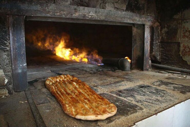 ویدئو | روایتی از نانوایی که در مسیر کربلا توسط مشهدی ها اداره می شود