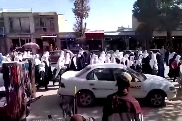 تظاهرات دانش‌آموزان دختر در پکتیا در اعتراض به بسته شدن دوباره مدارس + فیلم
