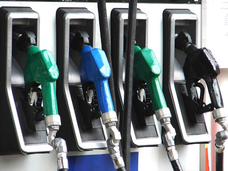 معاون وزیر نفت: سهمیه بنزین تغییر نمی کند| سه نرخی شدن بنزین کذب است