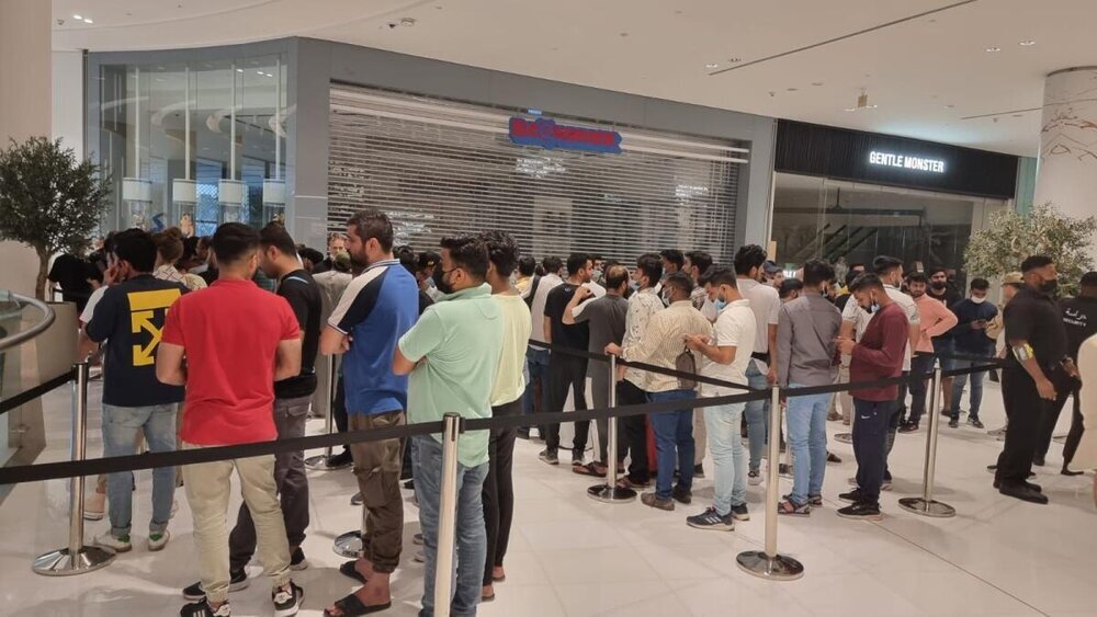 مردم برای خرید آیفون ۱۴ به فروشگاه‌های اپل هجوم بردند+ عکس