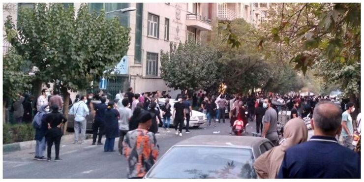 تجمع در بلوار کشاورز تهران در اعتراض به درگذشت مهسا امینی (۲۸ شهریور ۱۴۰۱) + فیلم