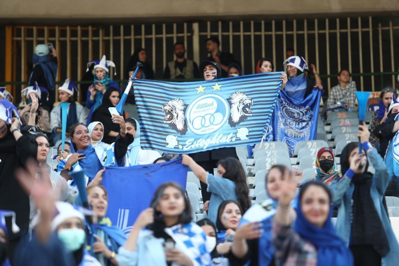 نخستین حضور زنان در ورزشگاه برای مسابقات لیگ برتر+ ویدئو و عکس بانوان هوادار استقلال