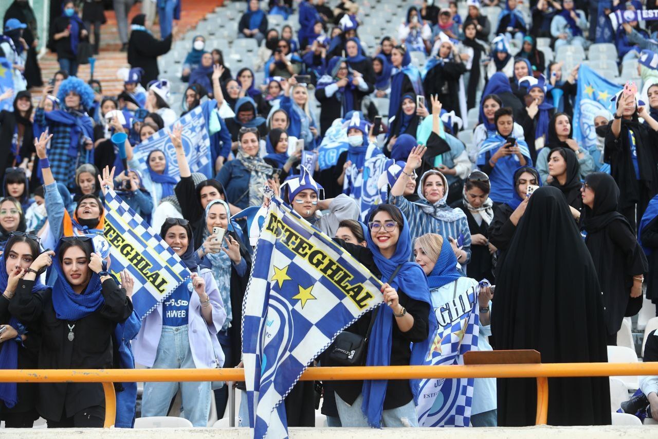نخستین حضور زنان در ورزشگاه برای مسابقات لیگ برتر+ ویدئو و عکس بانوان هوادار استقلال