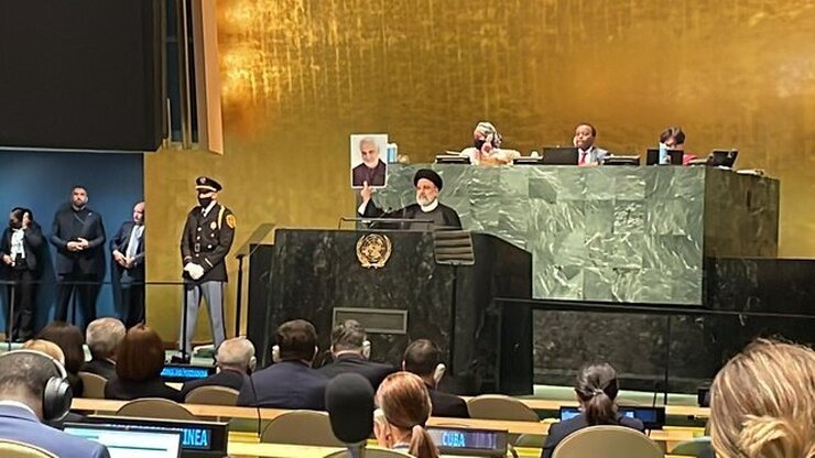ویدئو| لحظه بالا بردن تصویر شهید سلیمانی توسط رئیسی در مجمع عمومی سازمان ملل