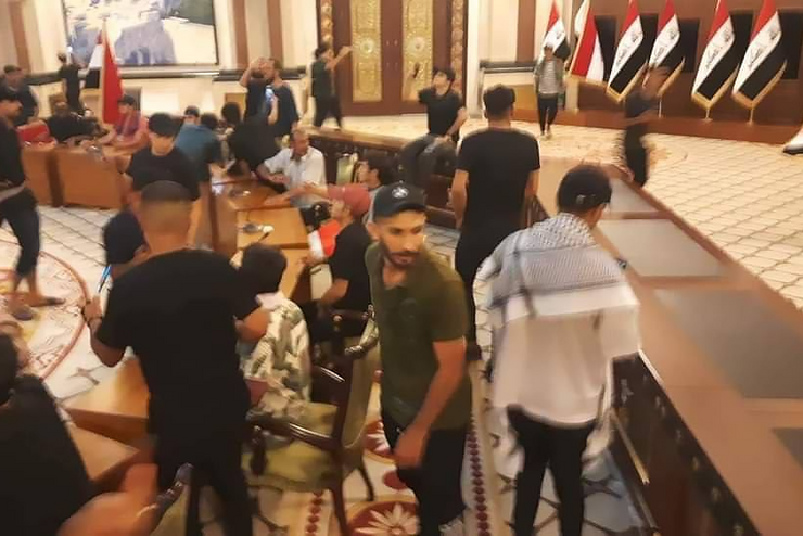 تشنج در بغداد | معترضان وارد کاخ ریاست جمهوری شدند