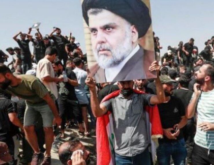 اعتراض حامیان صدر در منطقه سبز بغداد | شنای هواداران در استخر کاخ ریاست جمهوری + فیلم