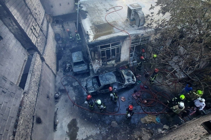 آتش سوزی مهیب منزلی مسکونی در مشهد توسط آتش‌نشانان مهار شد + عکس