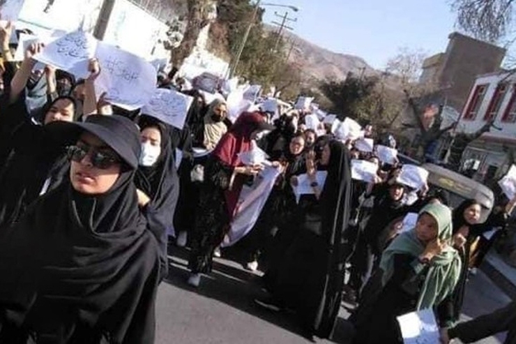 تجمع اعتراضی دانشجویان دختر دانشگاه هرات به انفجار مرکز کاج در کابل