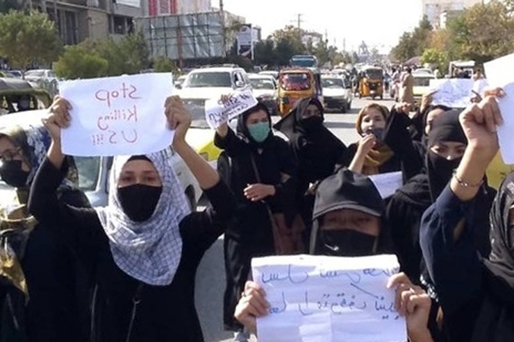 دانشجویان بلخ در واکنش به حمله روز جمعه کابل راهپیمایی اعتراضی برگزار کردند