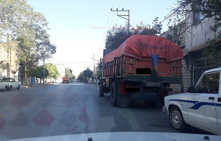 شهروند خبرنگار| گلایه شهروندان از  توقف کامیون و  جرثقیل  در معابر و کوچه های مشهد