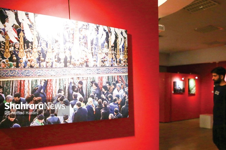 نمایشگاه‌ «سوگ در آیینه» در مشهد برگزار شد | لحظه‌های تکرارنشدنی از روایت‌های زائران