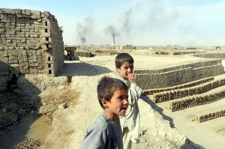 گزارش آسوشیتدپرس از وضعیت نامناسب کودکان افغانستان در کوره‌های خشت پزی
