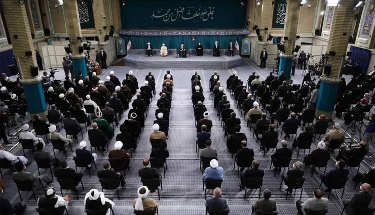 رهبر معظم انقلاب با میهمانان کنفرانس وحدت اسلامی و جمعی از مسئولان نظام دیدار کردند