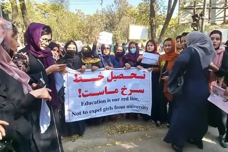 تظاهرات شماری از زنان کابل در واکنش به اخراج دانشجویان دختر دانشگاه کابل
