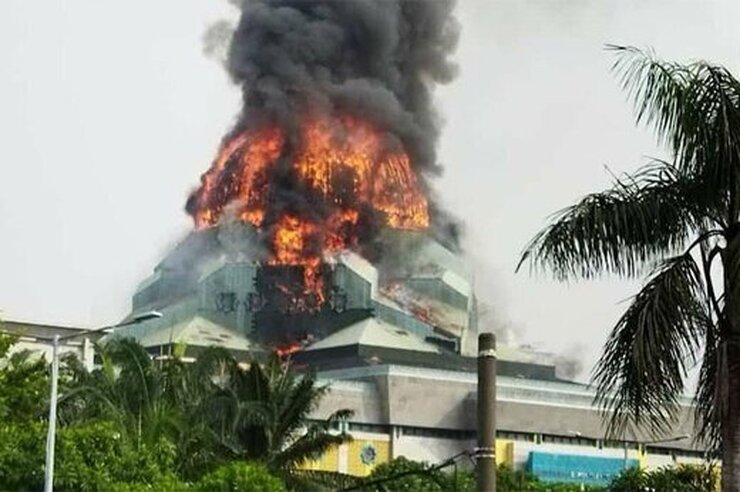 ویدئو| لحظه‌ای که گنبد مسجد جامع اندونزی بر اثر آتش‌سوزی فرو ریخت