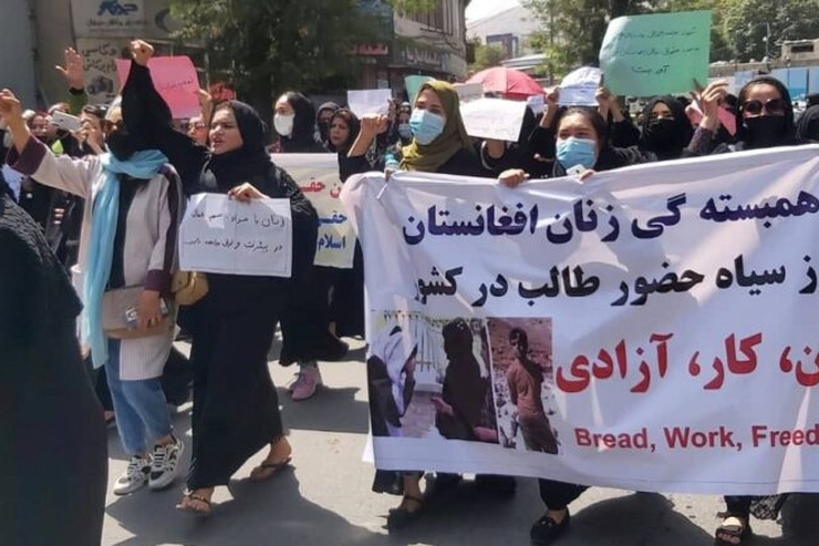 شماری از زنان در کابل در محکومیت حمله روز گذشته تظاهرات کردند + فیلم