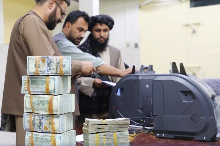 همزمان با گفت‌وگوی هیاتی از طالبان با آمریکا؛ ۴۰میلیون دلار پول به کابل رسید