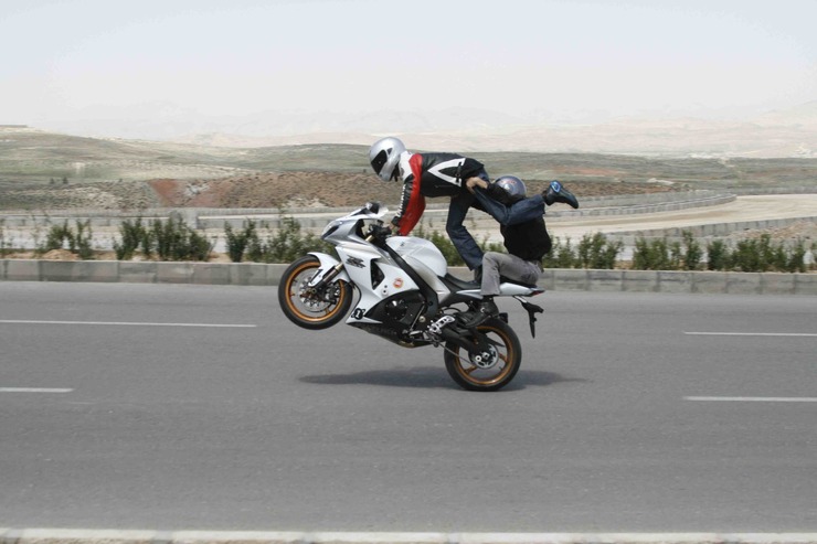 ویدئو| حرکت خطرناک و عجیب یک موتورسوار جوان در مشهد