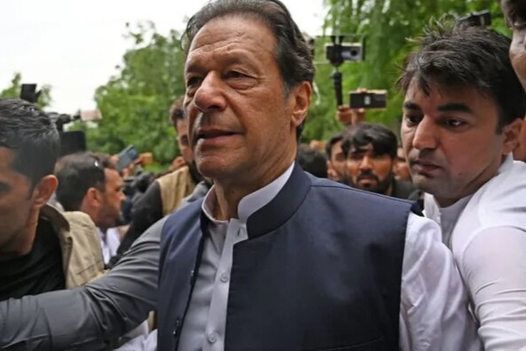عمران خان در یک ترور نافرجام زخمی شد