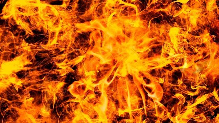 مجتمع تجاری مجاور بیمارستان آریا در اهواز دچار آتش‌سوزی شد