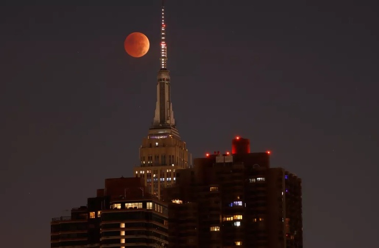 تصاویری از ماه‌گرفتگی شب گذشته (۱۷ آبان ۱۴۰۱) در سراسر دنیا | ماه خون
