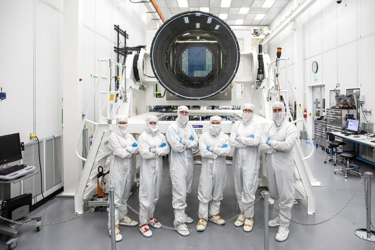 عکس دانشمندان با دوربین LSST در اتاق ایزوله آزمایشگاه ملی SLAC در منلو پارک (کالیفرنیا) 