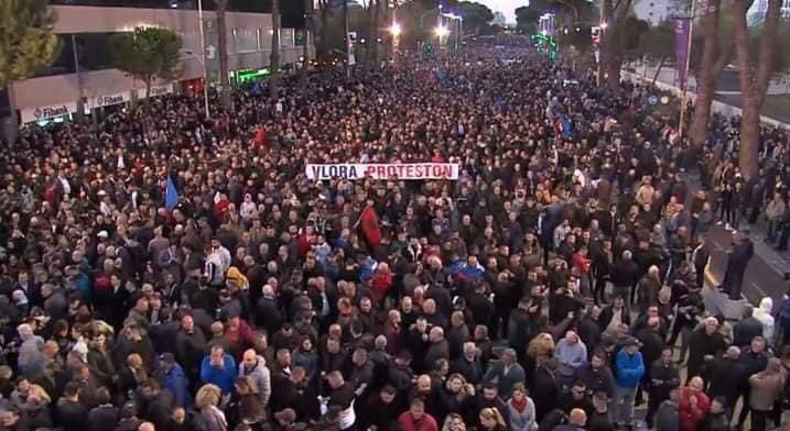 آلبانی، کشور میزبان منافقین شاهد تظاهرات ده‌ها هزار نفری + عکس و فیلم