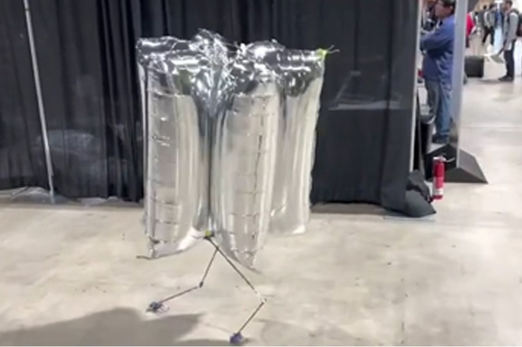 ویدئو | شگفتی مخاطبان از یک ربات بالونی که راه‌ می‌رود