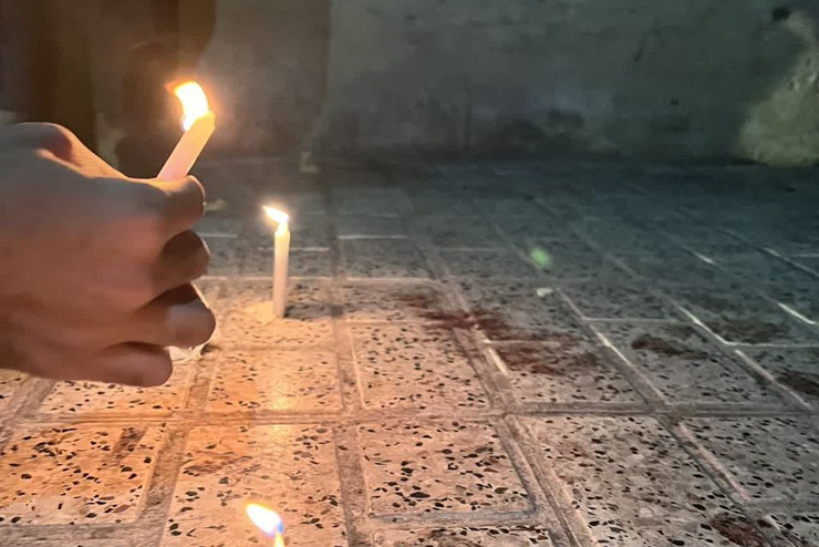 مردم مشهد در محل شهادت ۲ جوان بسیجی شمع روشن کردند+ تصاویر