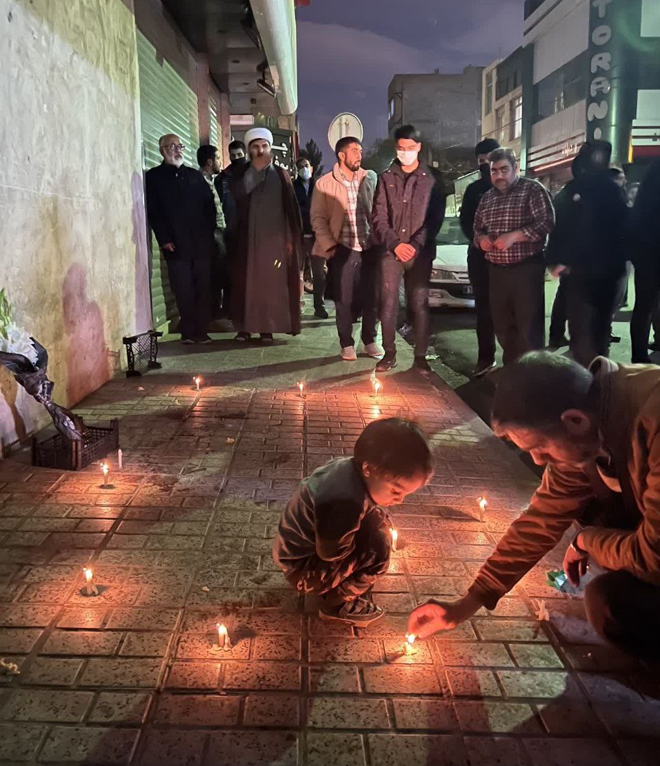 مردم مشهد در محل شهادت ۲ جوان بسیجی شمع روشن کردند+ تصاویر