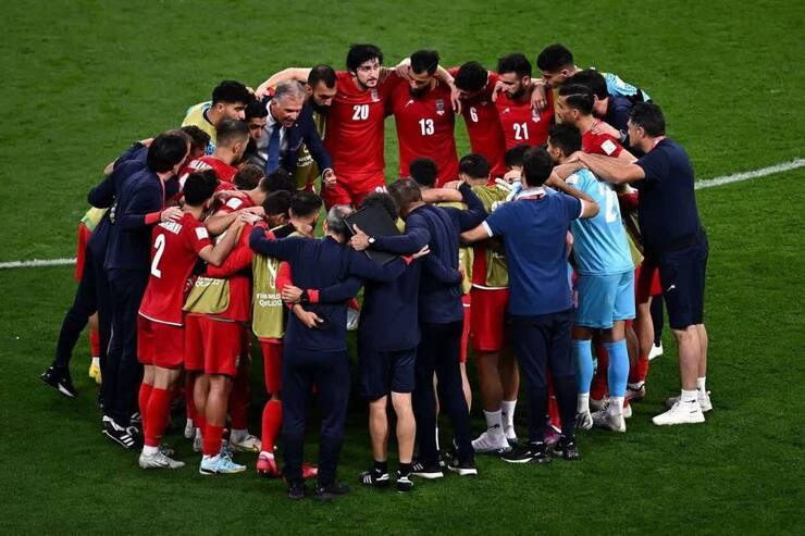 حضور یک‌ساعته بازیکنان تیم ملی در رختکن پس از بازی با انگلیس | متحد برای شکست ولز و آمریکا
