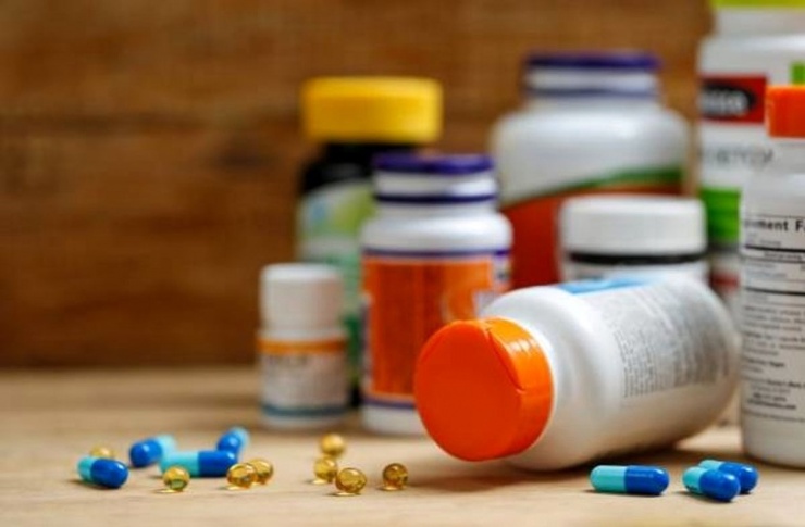 وزیر بهداشت اعلام کرد: واردات ۵۰ تن دارو برای تنظیم بازار دارویی کشور