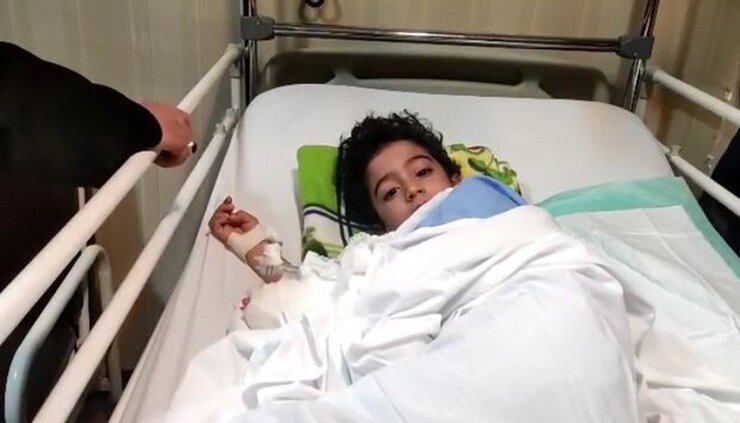 آرتین، کودکی که در حمله تروریستی حرم شاهچراغ مجروح شده بود از بیمارستان مرخص شد