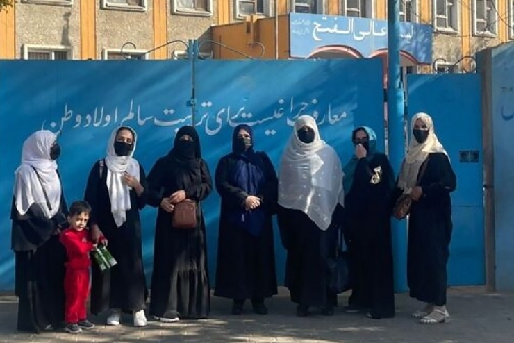 شماری از مادران در کابل همراه با دختران دانش آموزشان به کمپین «درس بدون ترس» پیوستند