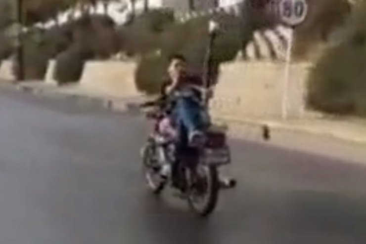ویدئو | قلیان کشیدن خطرناک یک موتورسوار در صدمتری مشهد!